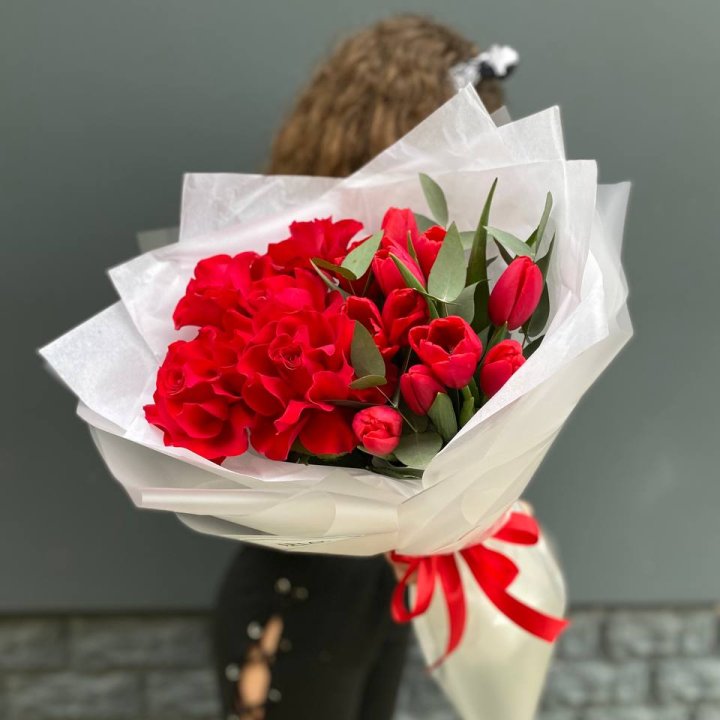 Дуо тюльпаны и розы в Вологде