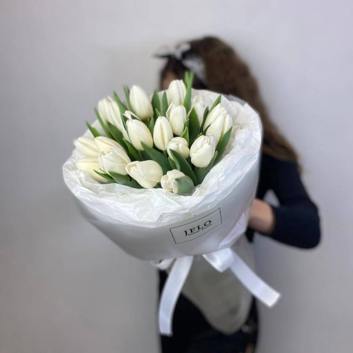  19 белых воздушных тюльпанов в Вологде