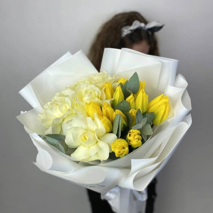 Дуо жёлтые тюльпаны и розы в Вологде