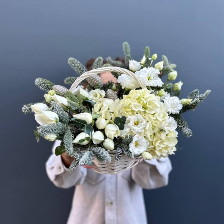 Новогодняя корзина с цветами в Вологде