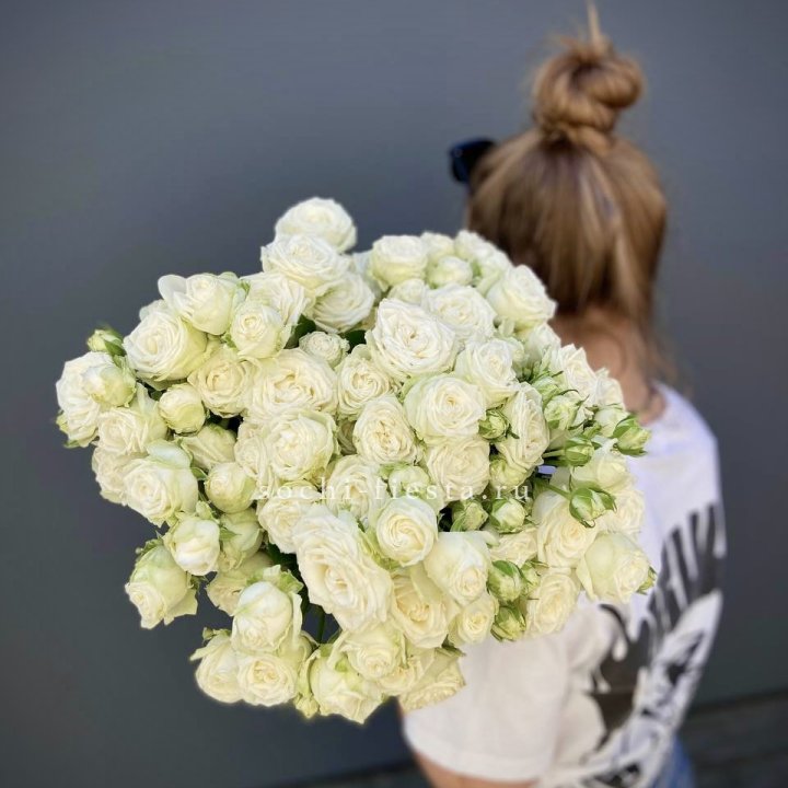 Охапка кустовых роз бомбастик  в Вологде