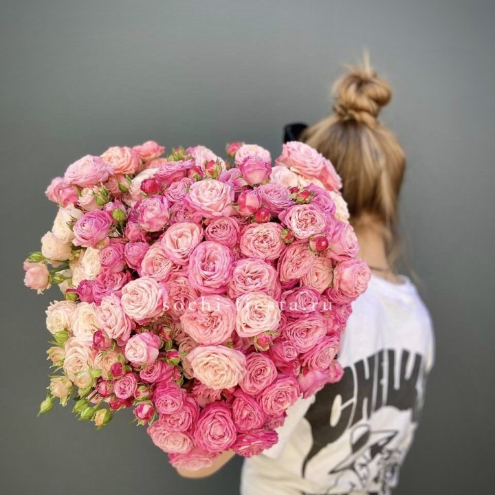 Охапка кустовых роз бомбастик пинк в Вологде