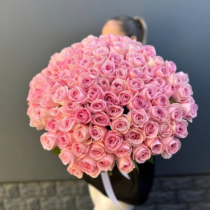 Охапка из 101 розовой розы в Вологде