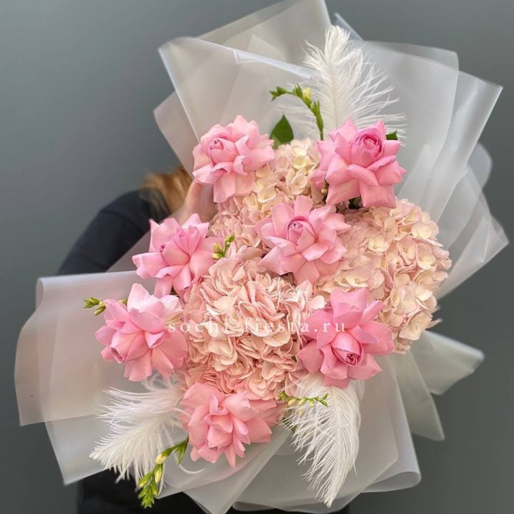  Букет  из гортензий и розовых роз в Вологде