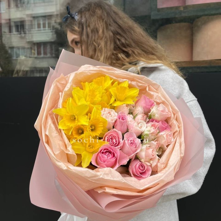 Букет роз и нарциссов в Вологде