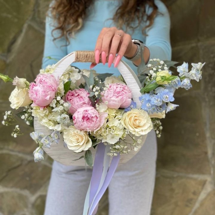 Ящик с пионами в Вологде