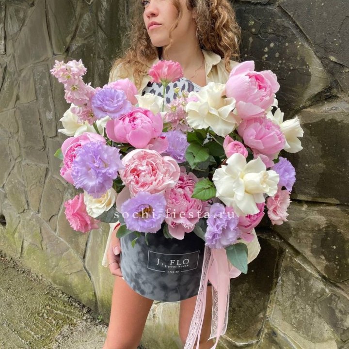 Дизайнерский цилиндр с пионами в Вологде