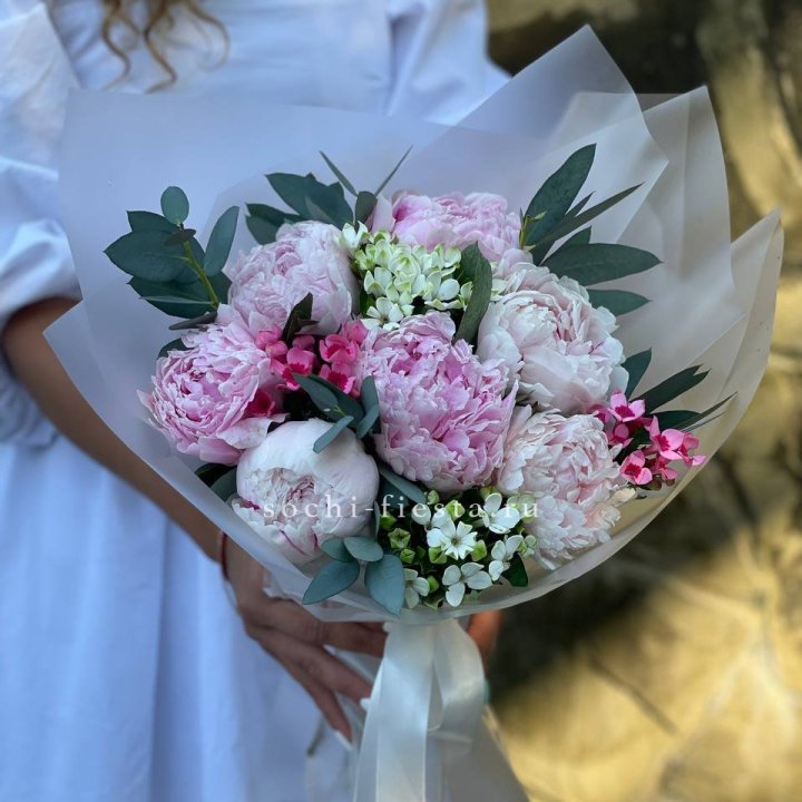 7 зефирных пионов с эвкалиптом в Вологде