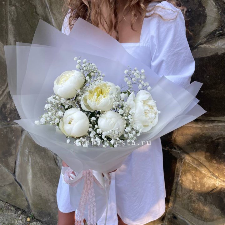 Букет белых пионов "Файв" в Вологде