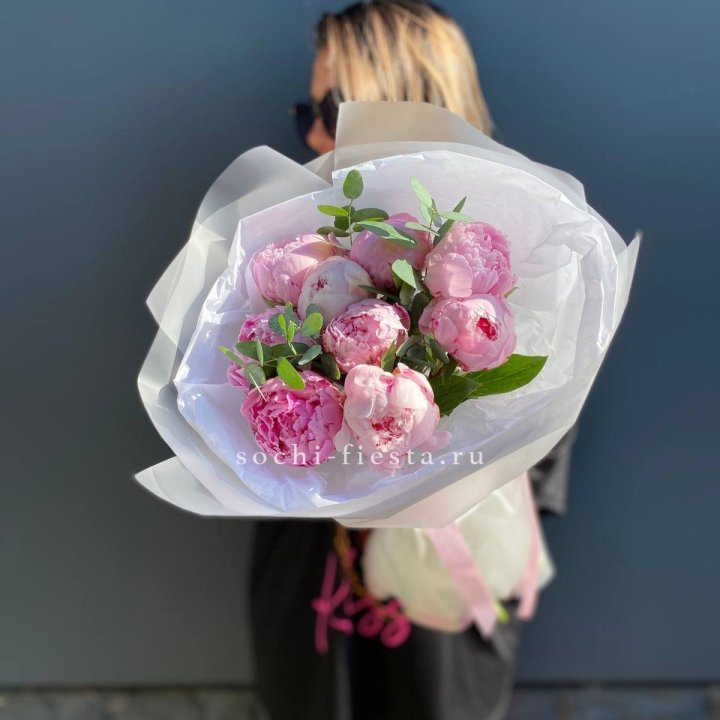 9 пионов с эвкалиптом в Вологде