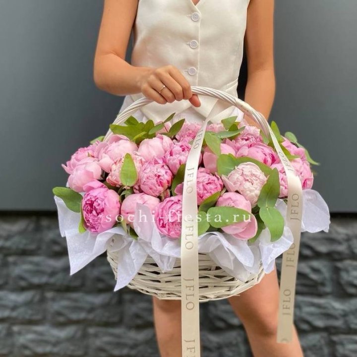 29 пионов в корзине в Вологде