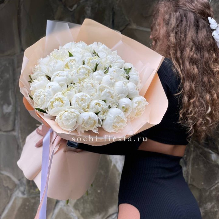 35 белых пион в Вологде