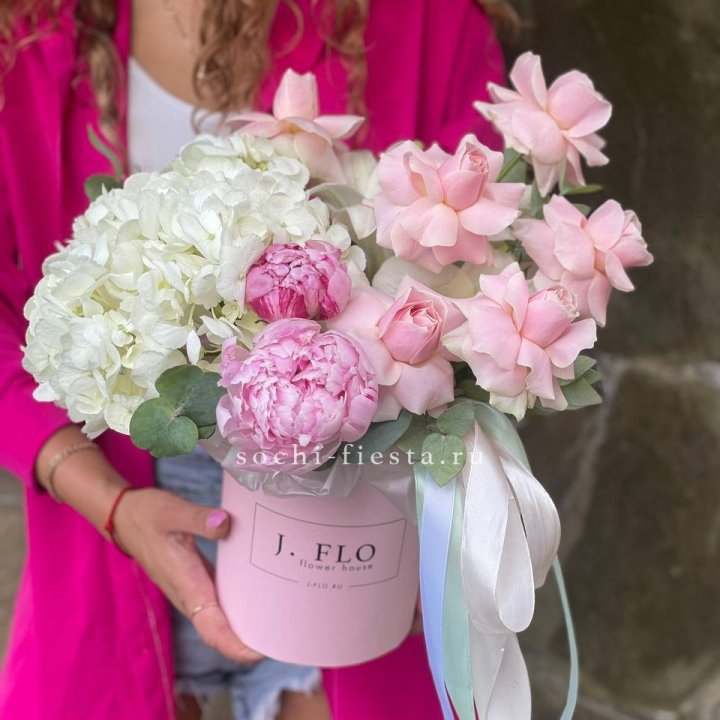 Цилиндр с пионами "Алисия" в Вологде