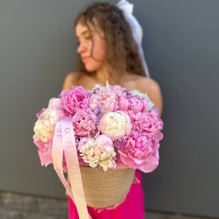 15 пионов в джутовом кашпо в Вологде