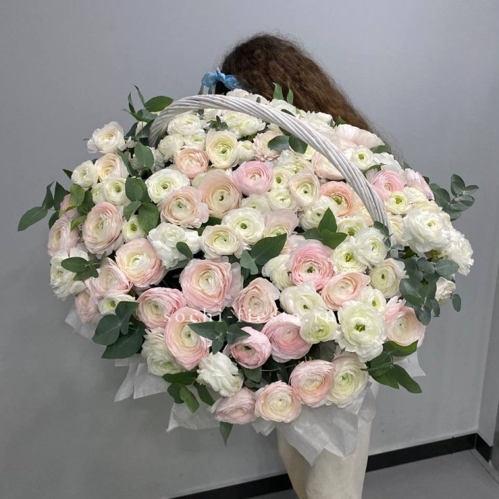 Ранункулюсы в корзине в Вологде