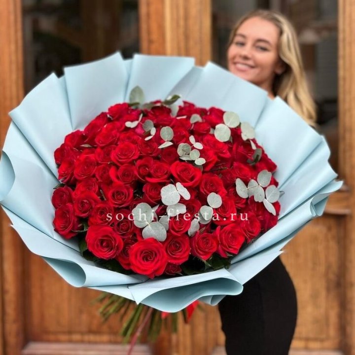 101 красная роза с эвкалиптом в Вологде