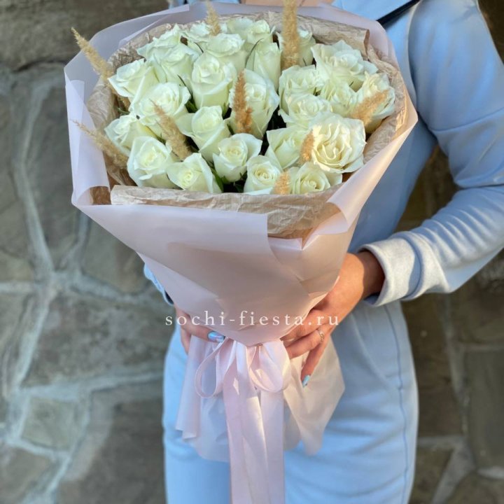 25 белых роз с сухоцветами в Вологде