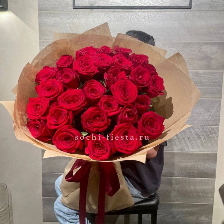 37 красных роз в крафте в Вологде