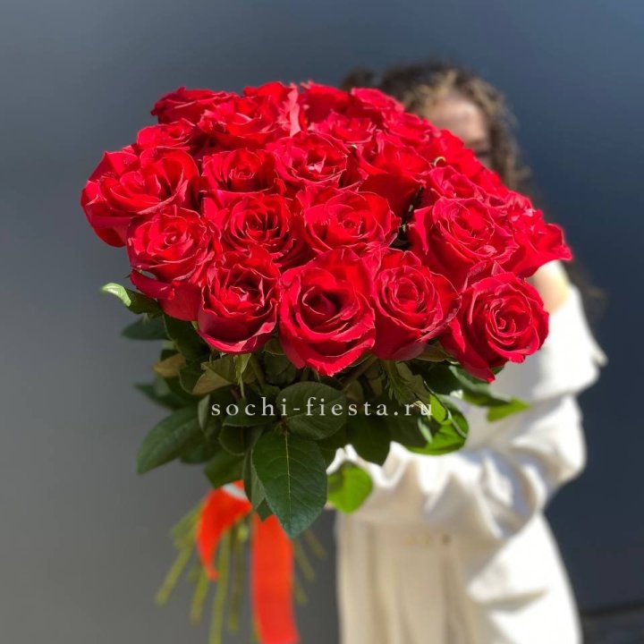 25 высоких красных роз в Вологде