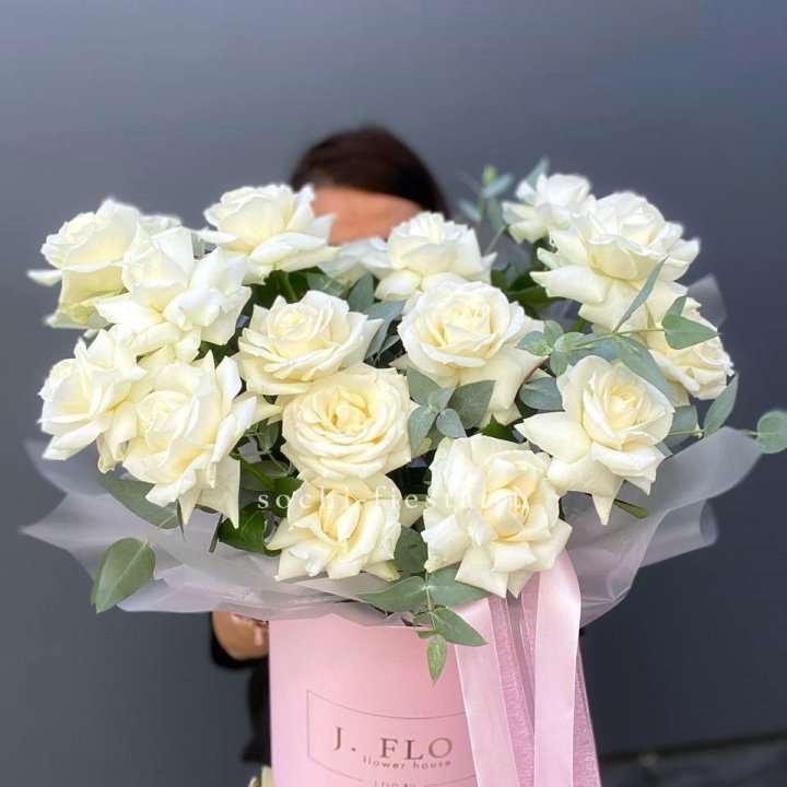 17 Французских белых роз в боксе в Вологде