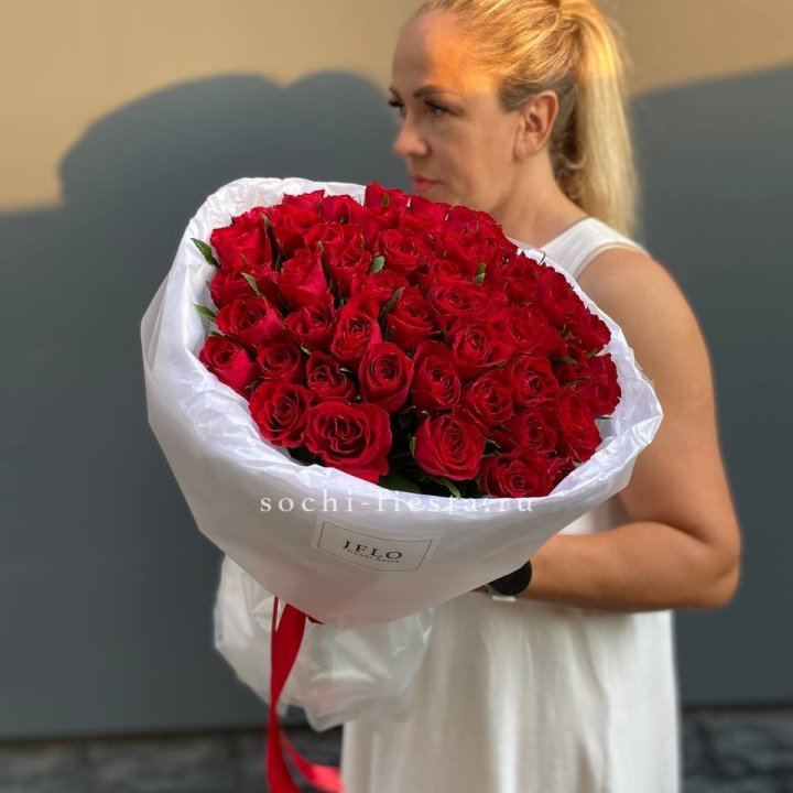 51 роза мадам ред в нежном оформлении в Вологде