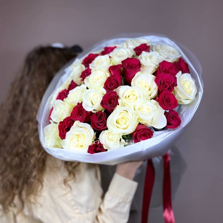 Букет из красных белых 45 роз в Вологде
