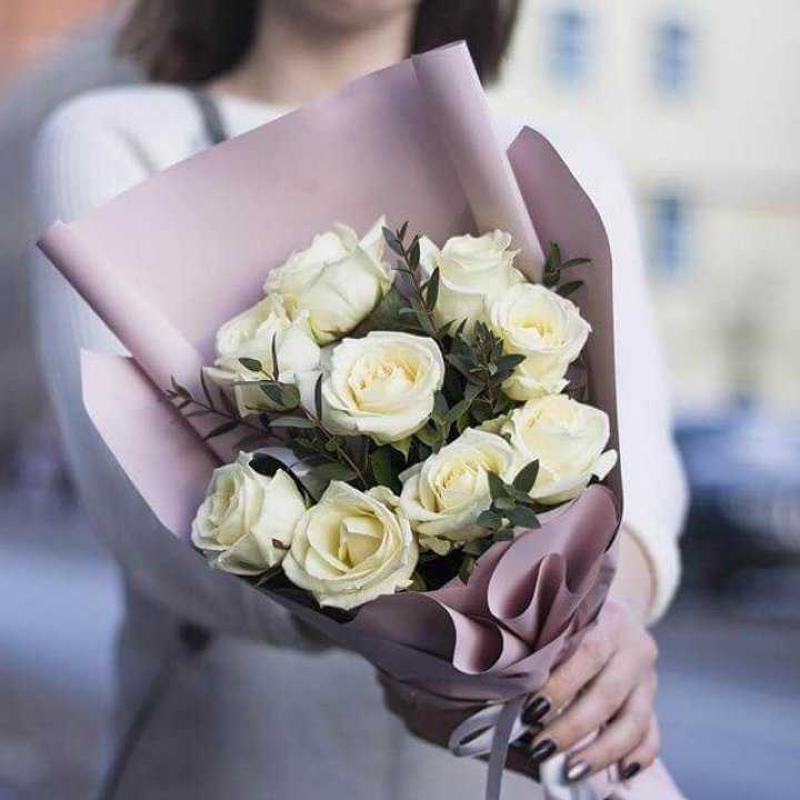9 белых  роз "Минт" в Вологде