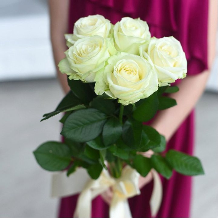 5 белых роз в Вологде