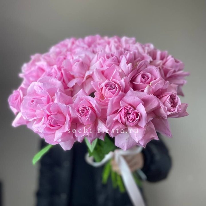 25 розовых французских роз в Вологде