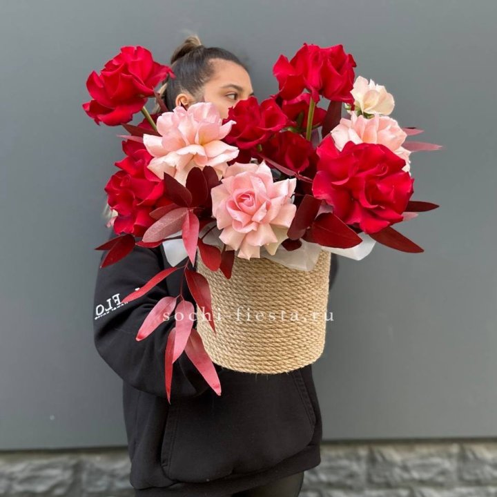 15 Французских роз в джутовом кашпо в Вологде