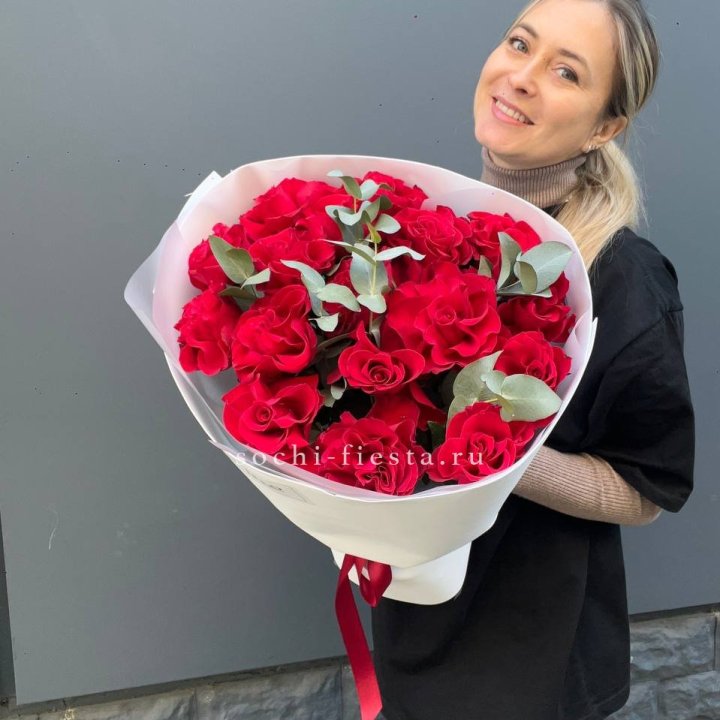 17 Красных французских роз в Вологде