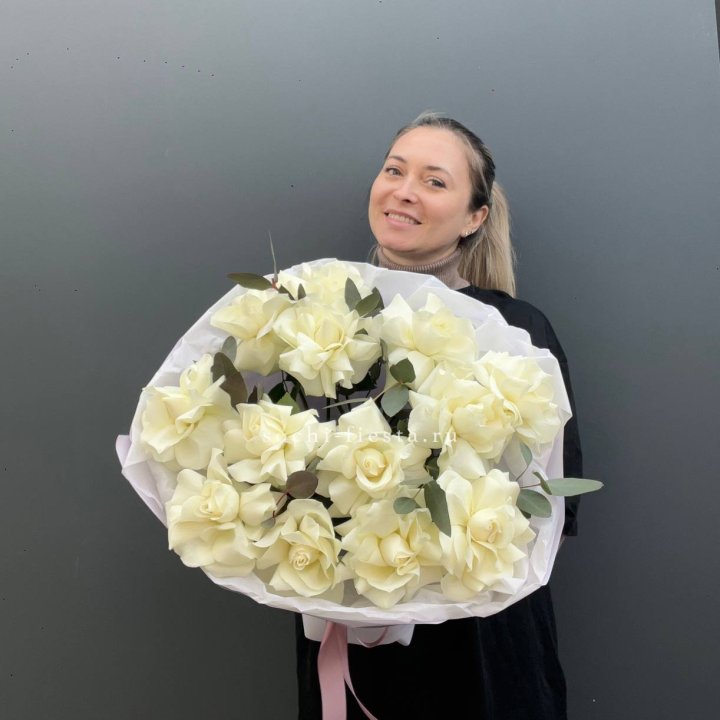 13 Белых французских роз Облако в Вологде