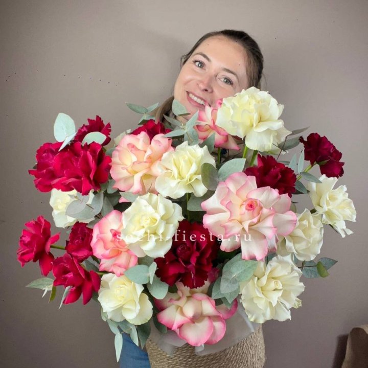 35 французских роз микс в джутовом боксе в Вологде