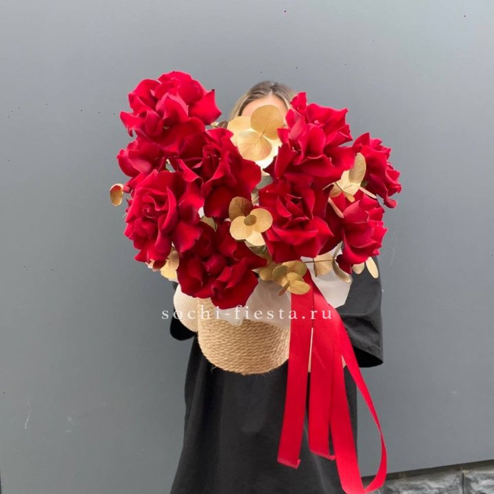 Красные французские розы в джутовом кашпо в Вологде