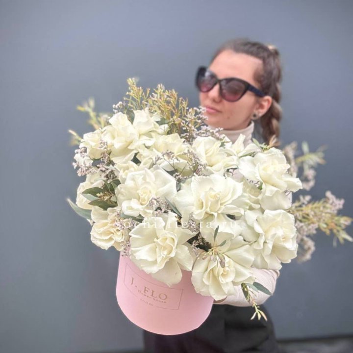 17 Французских белых роз в коробке Афина в Вологде