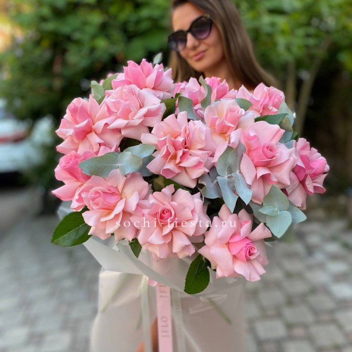 17 Розовых  французских роз в Вологде