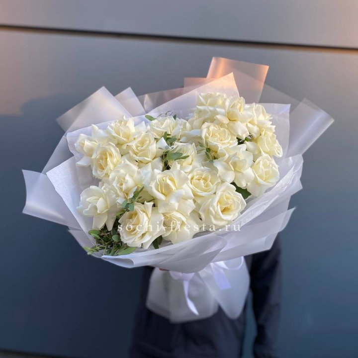 Пышный букет из белых роз в Вологде