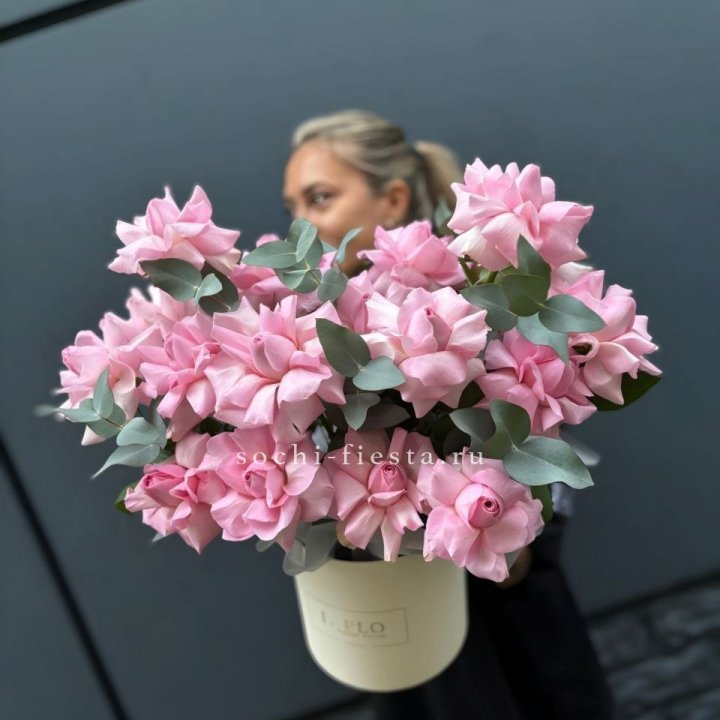 17 Розовых французских роз в боксе в Вологде