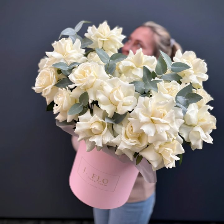 25 Французских белых роз в боксе в Вологде