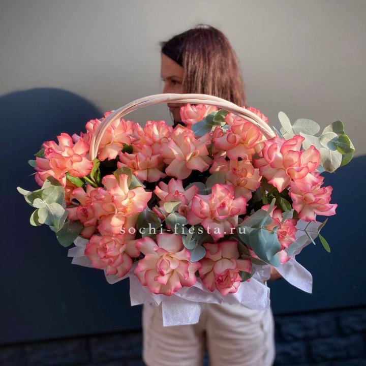 25 Французских роз Джумилия в корзине в Вологде