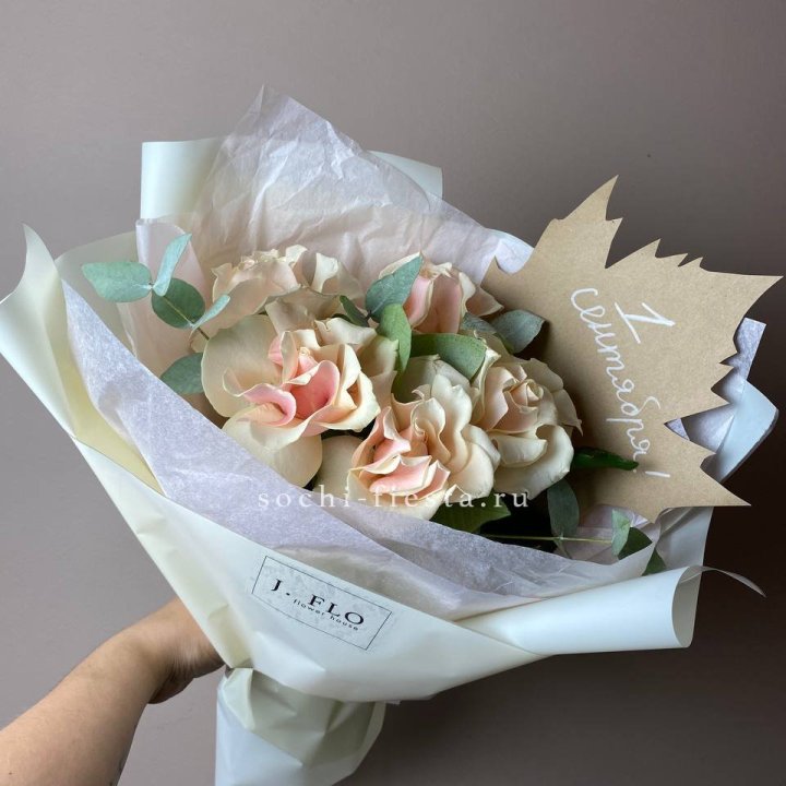 Букет кремовых роз к дню знаний в Вологде