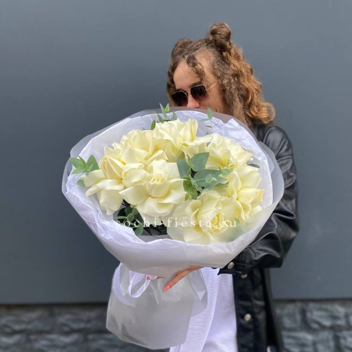 7 Белых французских роз  в Вологде