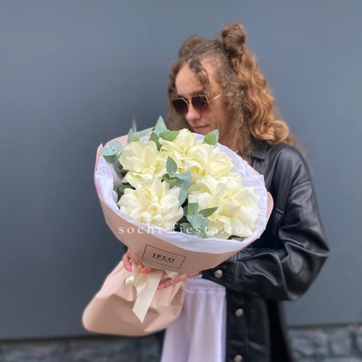 5 Белых французских роз в Вологде