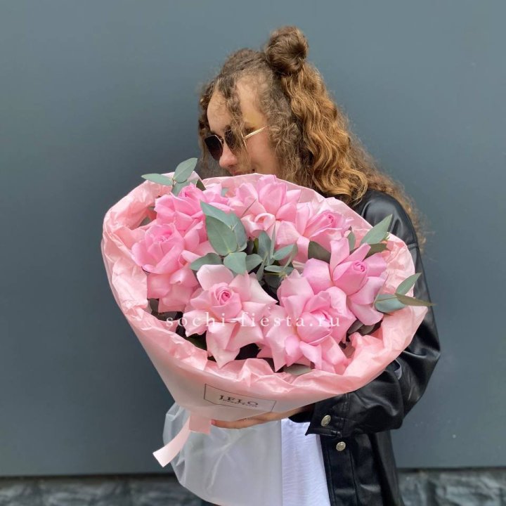 7 розовых роз в Вологде