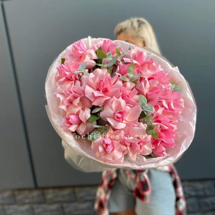 17 розовых роз в Вологде