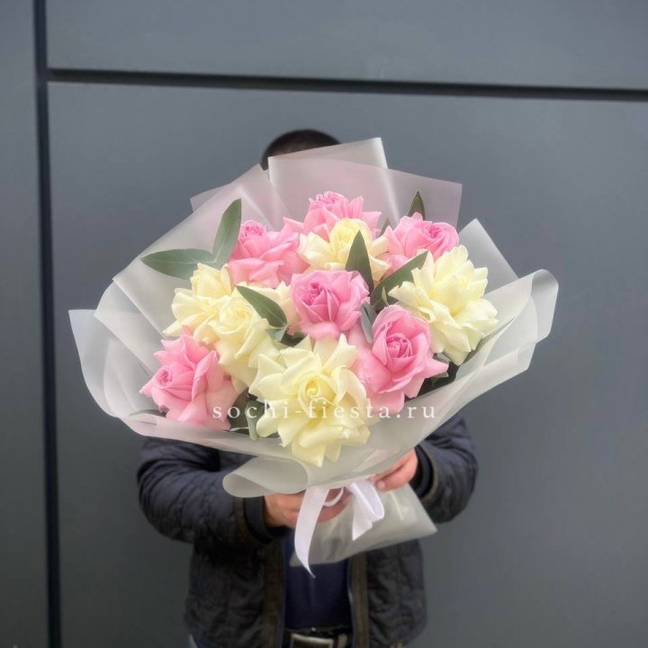 11 бело-розовых роз в Вологде