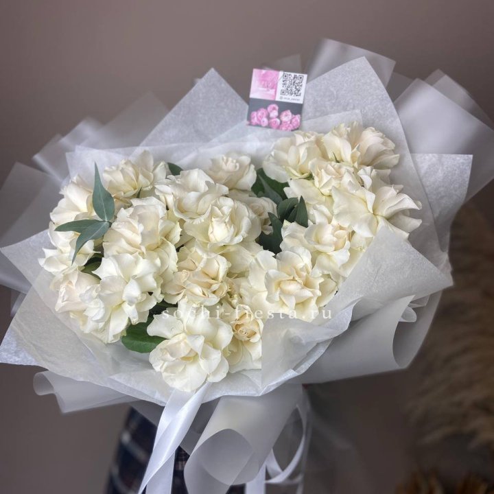 21 французских роз с эвкалиптом в Вологде