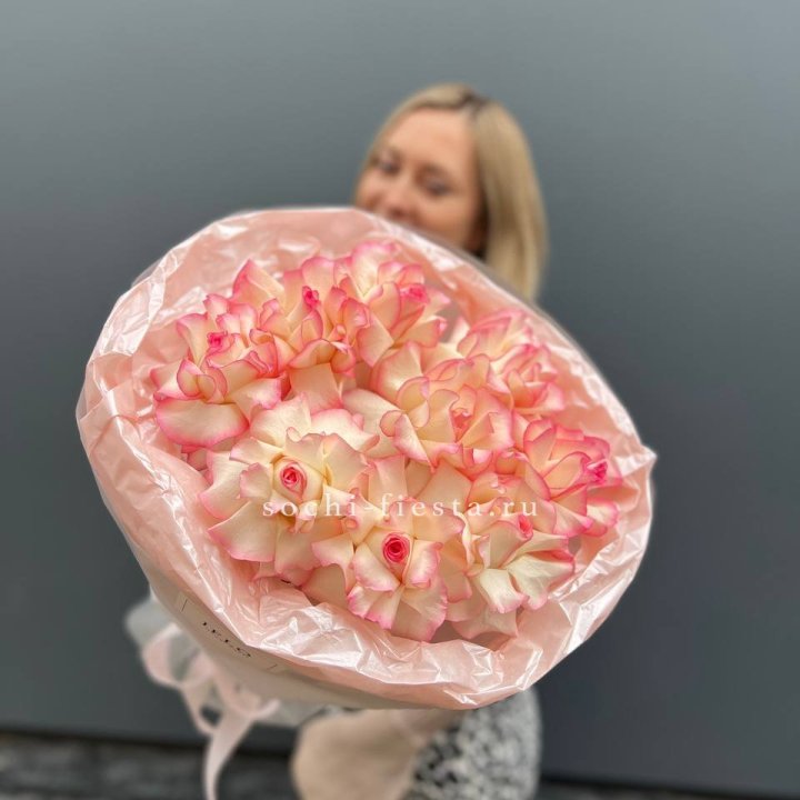 9 французских роз Джумилия в нежном оформлении в Вологде