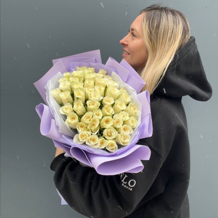 51 белая кенийская роза в оформлении в Вологде