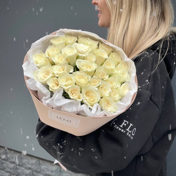 31 белая роза в оформлении в Вологде